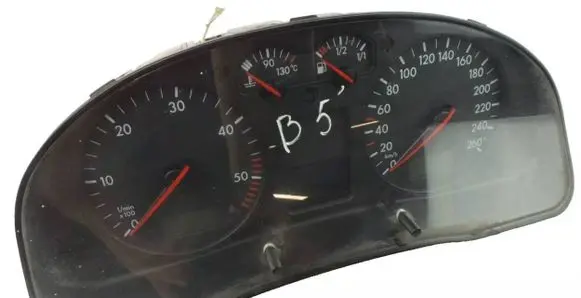 Volkswagen PASSAT B5 Speedometer (instrument cluster) 3B0920822A