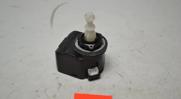 Volkswagen Golf V Headlight level adjustment motor 008830 00883000