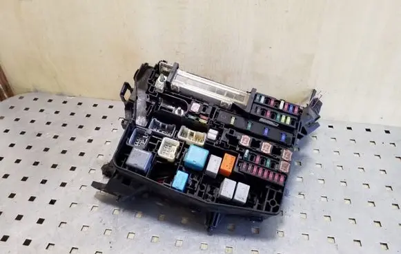 Toyota Avensis T270 Fuse box set 8211105K51
