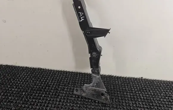 Audi A4 S4 B8 8K Fender mounting bracket 8K0821135C
