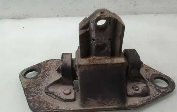Volvo V70 Engine mount bracket 