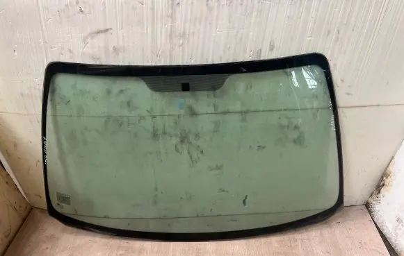 Toyota Avensis T220 Front windscreen/windshield window 