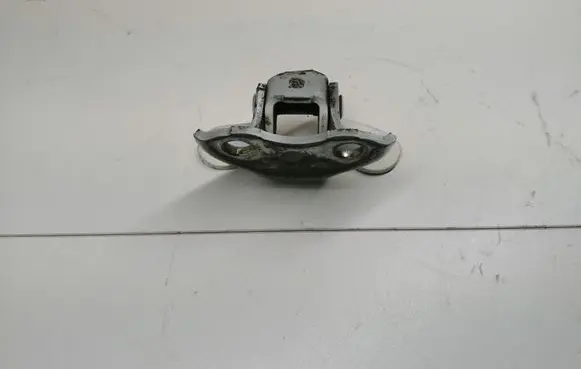 Toyota RAV 4 (XA40) Front door lower hinge A046694