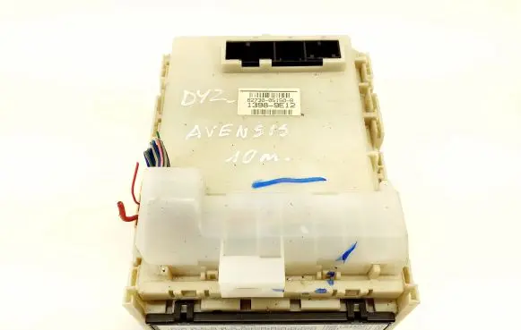 Toyota Avensis T270 Fuse module 8273005150B 13989E12
