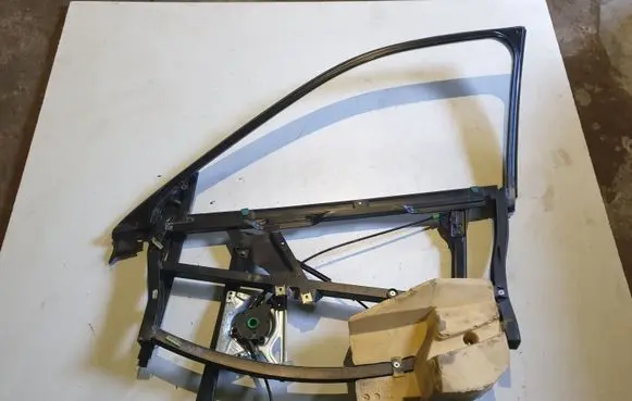 Front window lifting mechanism without motor