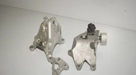Engine mounting bracket