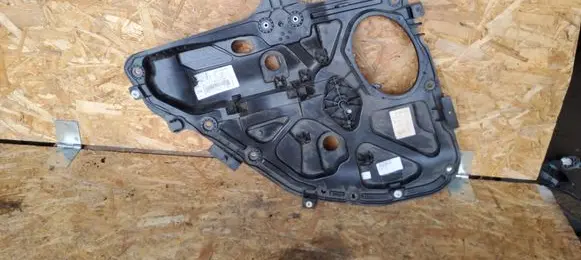 Rear door manual window regulator