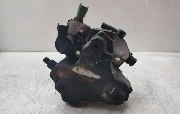 Volvo XC90 Fuel injection high pressure pump 31303475 0445010111