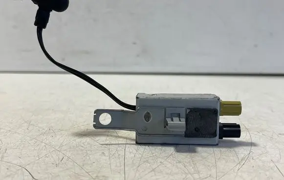 Tesla Model S Aerial antenna amplifier 100479800D