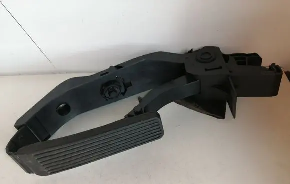 Mercedes-Benz E W211 Accelerator throttle pedal A2113000804