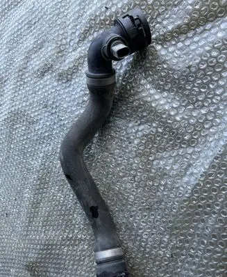 Volkswagen Touareg II Engine coolant pipe/hose 7P0122051