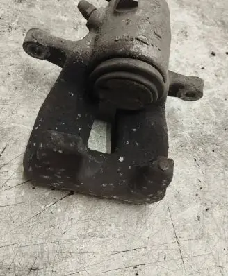 Volkswagen Jetta V Rear brake caliper