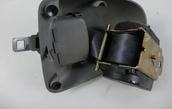 Renault Thalia I Middle seatbelt (rear) 
