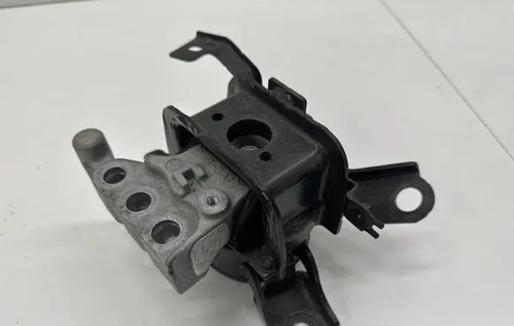 Toyota Camry VIII XV70 Engine mount bracket K9100228