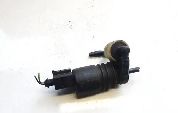 Volkswagen PASSAT B5 Windscreen/windshield washer pump 1j0973722