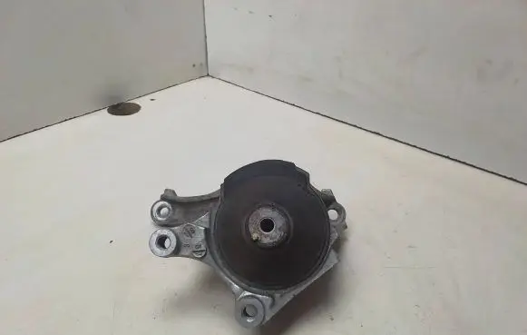 Honda Civic Engine mount bracket