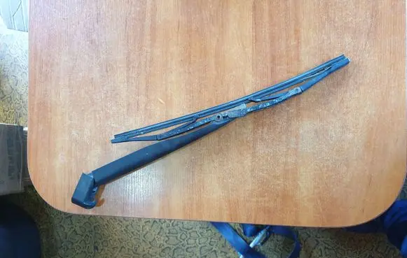 Rear wiper blade arm