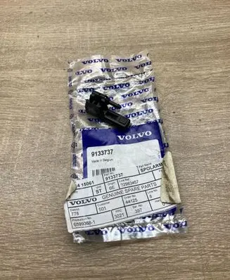 Volvo V70 Headlight washer spray nozzle 9133737