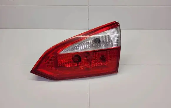 Tailgate rear/tail lights