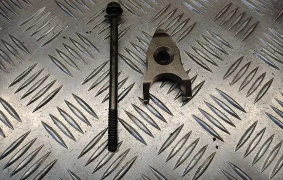 Toyota Avensis T250 Fuel Injector clamp holder 