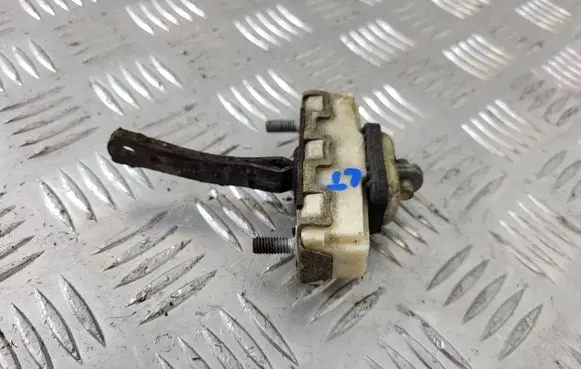 Land Rover Discovery Rear door check strap stopper