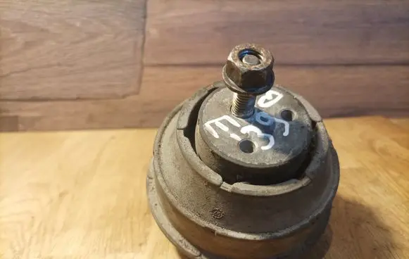 BMW 5 E39 Engine mount bracket