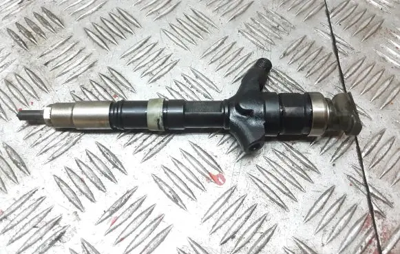 Toyota Corolla E120 E130 Fuel injector 236700G010