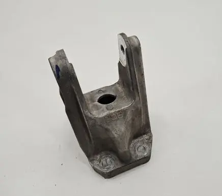 Engine mounting bracket