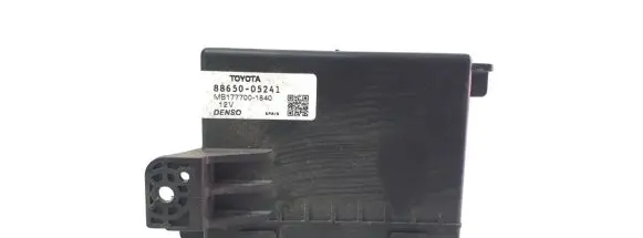 Toyota Avensis T270 Air conditioning/heating control unit 88650-05241