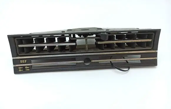 Mercedes-Benz COMPAKT W115 Dash center air vent grill