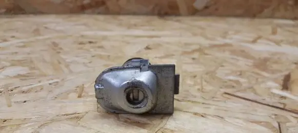 Volvo V50 Front door lock (next to the handle) 8679168