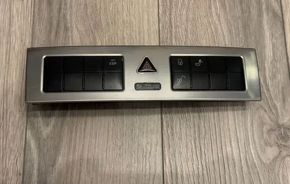 Mercedes-Benz C W203 Hazard light switch 2038212881 33630101 40518176001
