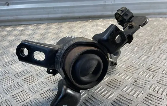 Engine mount bracket