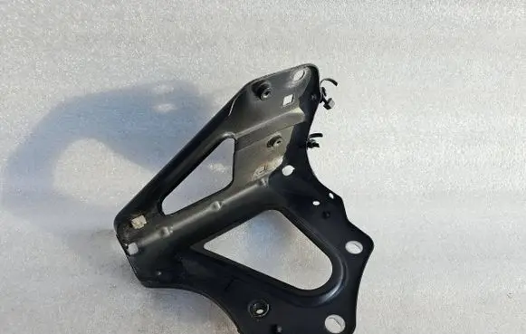 Audi A6 S6 C6 4F Fender mounting bracket 4F0821136A