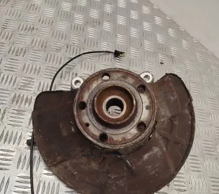 Volvo V70 Front wheel hub P30639996 T174898 9461943