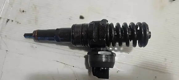 Volkswagen Golf V Fuel injector 038130073AG