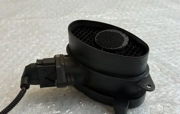 BMW 5 E39 Mass air flow meter 0928400468 13627787076 136277870760