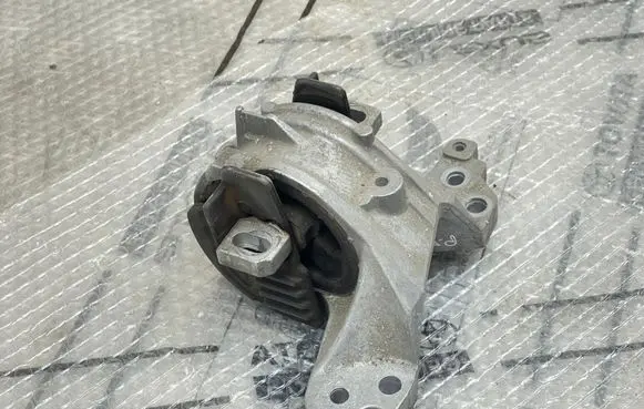 Peugeot 508 Engine mount bracket 326B95