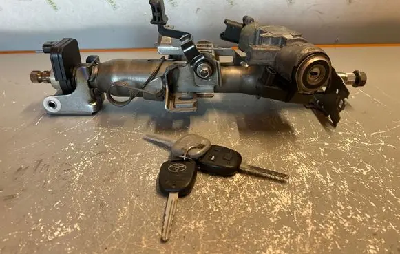 Toyota Avensis T250 Steering wheel axle FNR8082