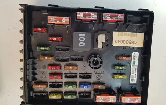 Volkswagen PASSAT B7 Fuse module 3C0937125A