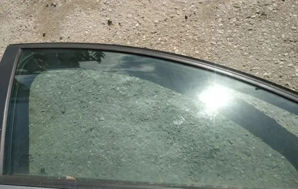Volvo V50 Front door window glass four-door