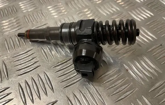 Volkswagen PASSAT B6 Fuel injector 038130073BQ 0414720312