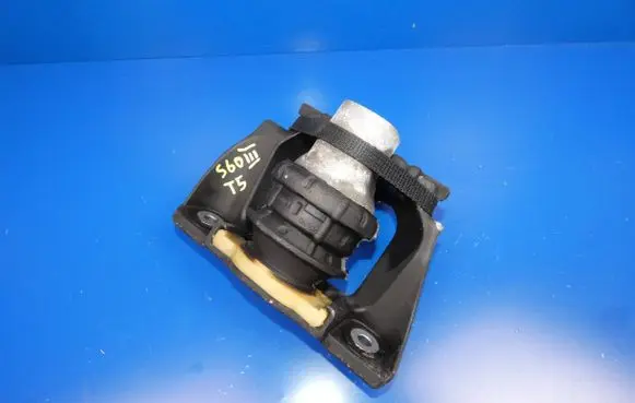 Volvo S60 Engine mount bracket 31686885