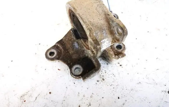 Mitsubishi Galant Engine mount bracket mr333524