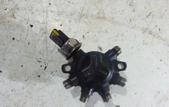Renault Kangoo II Fuel distributor 8200584034 H8200334367