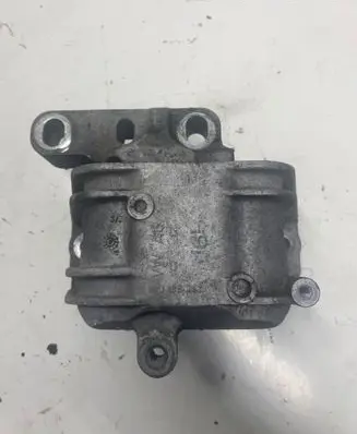 Volkswagen PASSAT B6 Engine mount bracket 1K0199262