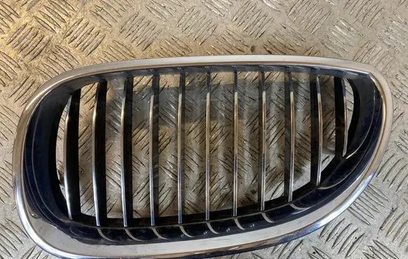BMW 5 E60 E61 Front bumper upper radiator grill 7065701 7027061 10627110