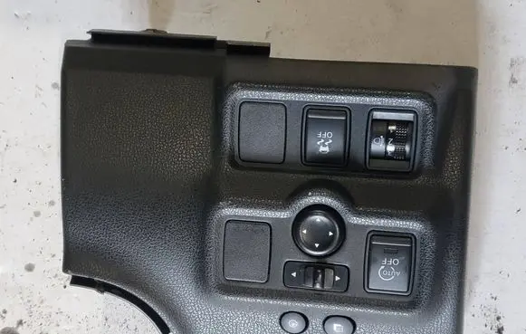 Nissan Note (E12) Wing mirror switch 684853VV0A 689TD3VV1A