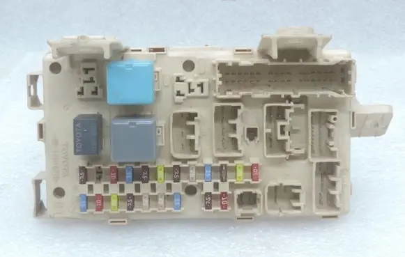 Toyota Avensis T250 Fuse module 8273005040