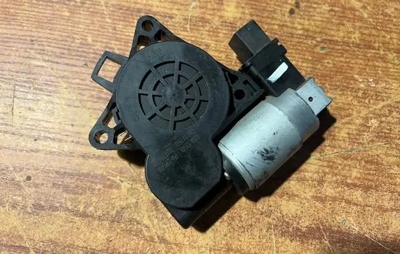 Mazda 3 I Front door window regulator motor GJ6A5958X